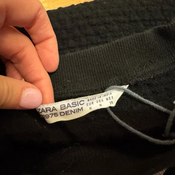 Zara Abstract Art to Wear Black Sweatshirt Embroidered Face Size Medium - Picture 7 of 8